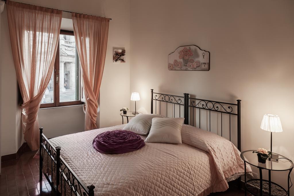 Glam Sm Maggiore Guest House Rome Bagian luar foto