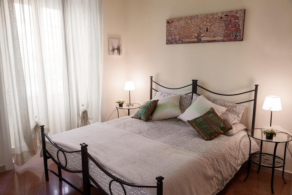 Glam Sm Maggiore Guest House Rome Bagian luar foto