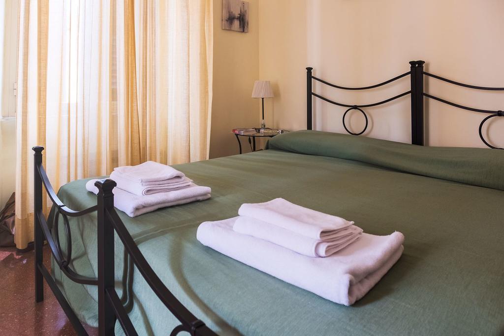 Glam Sm Maggiore Guest House Rome Bagian luar foto