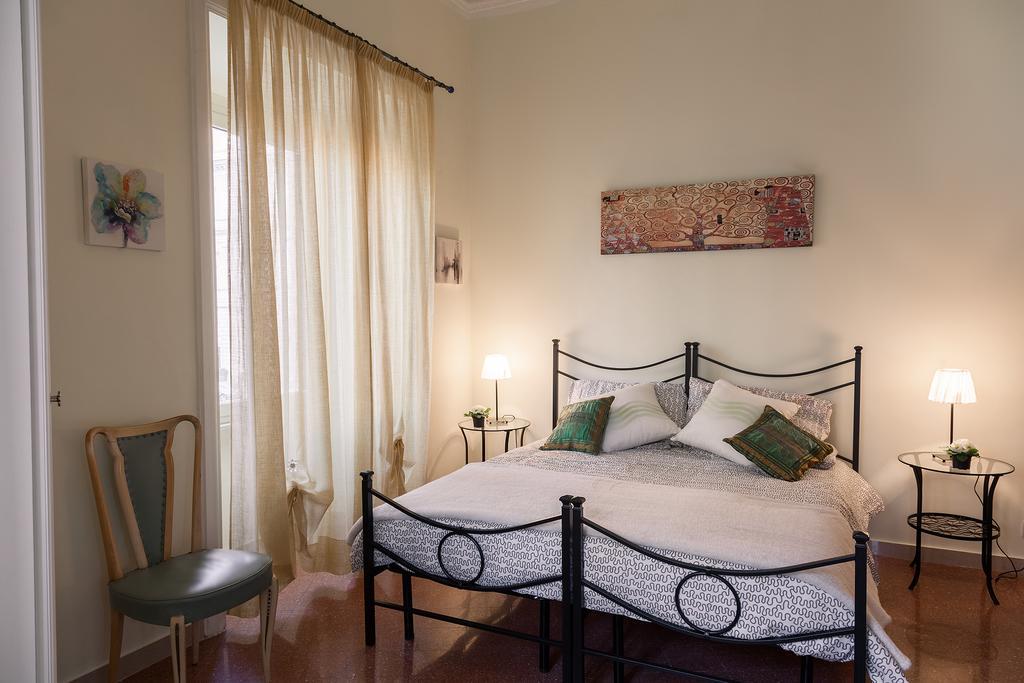 Glam Sm Maggiore Guest House Rome Bagian luar foto